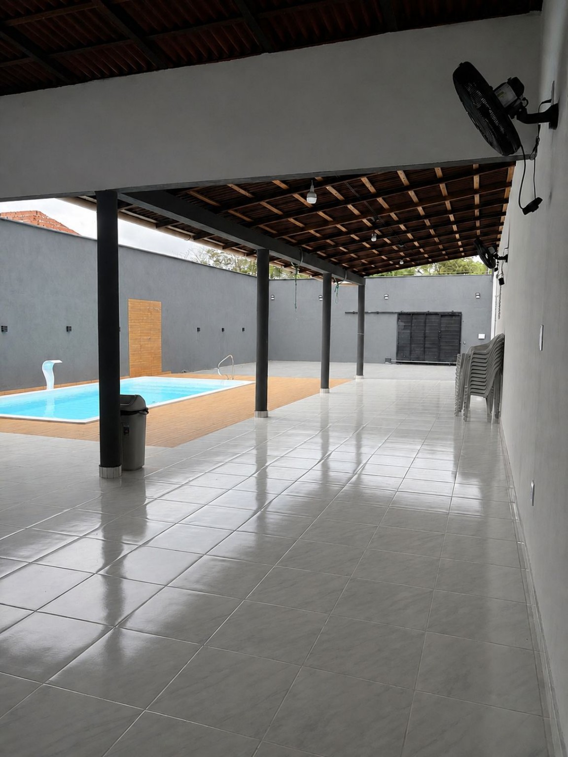 Salão coberto com piso claro